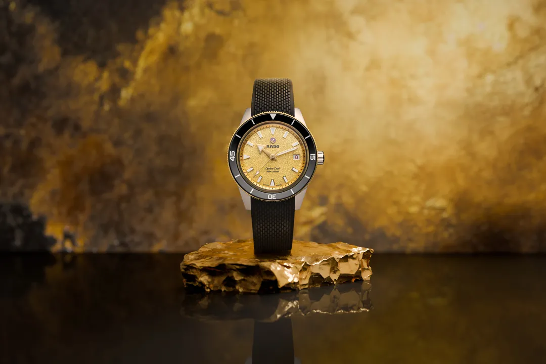 Rado Captain Cook 39mm. เผยโฉมหน้าปัดสีใหม่ นาฬิกา Rado Captain Cook 39mm หน้าปัดสีทอง Grained ขอบเซรามิกสีดำ สายสตีล Ref. R32223258