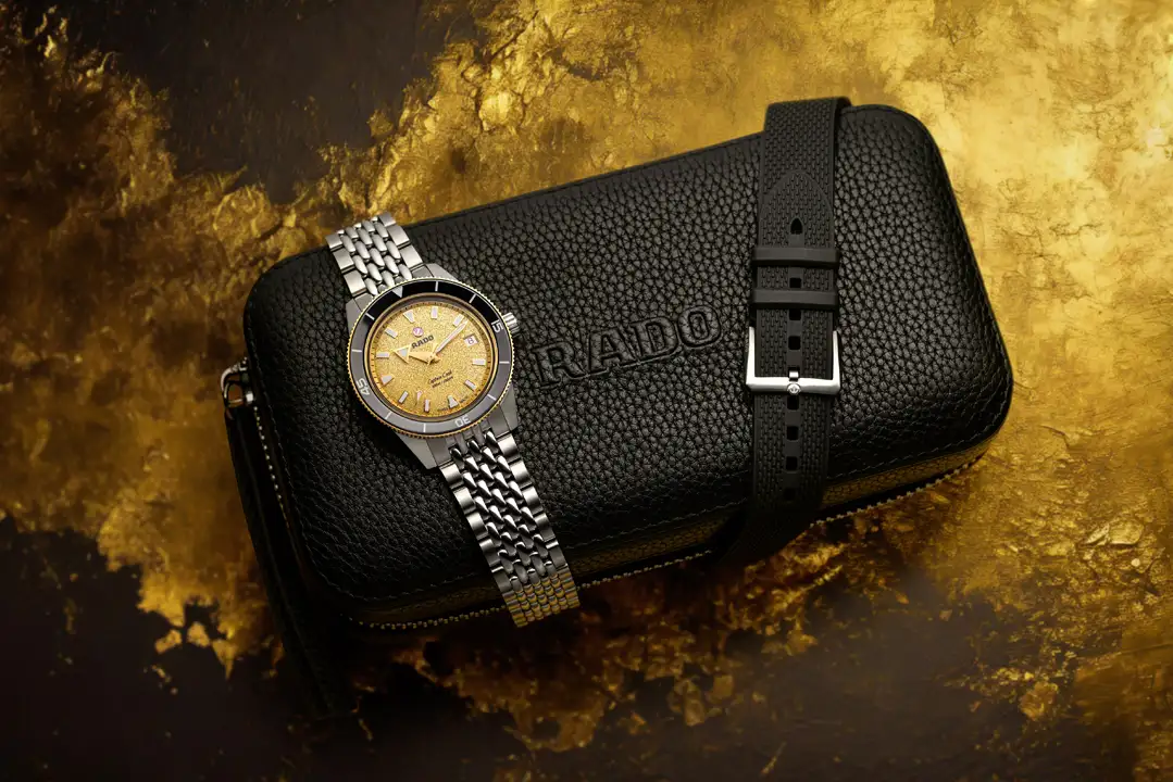 Rado Captain Cook 39mm. เผยโฉมหน้าปัดสีใหม่ นาฬิกา Rado Captain Cook 39mm หน้าปัดสีทอง Grained ขอบเซรามิกสีดำ สายสตีล Ref. R32223258