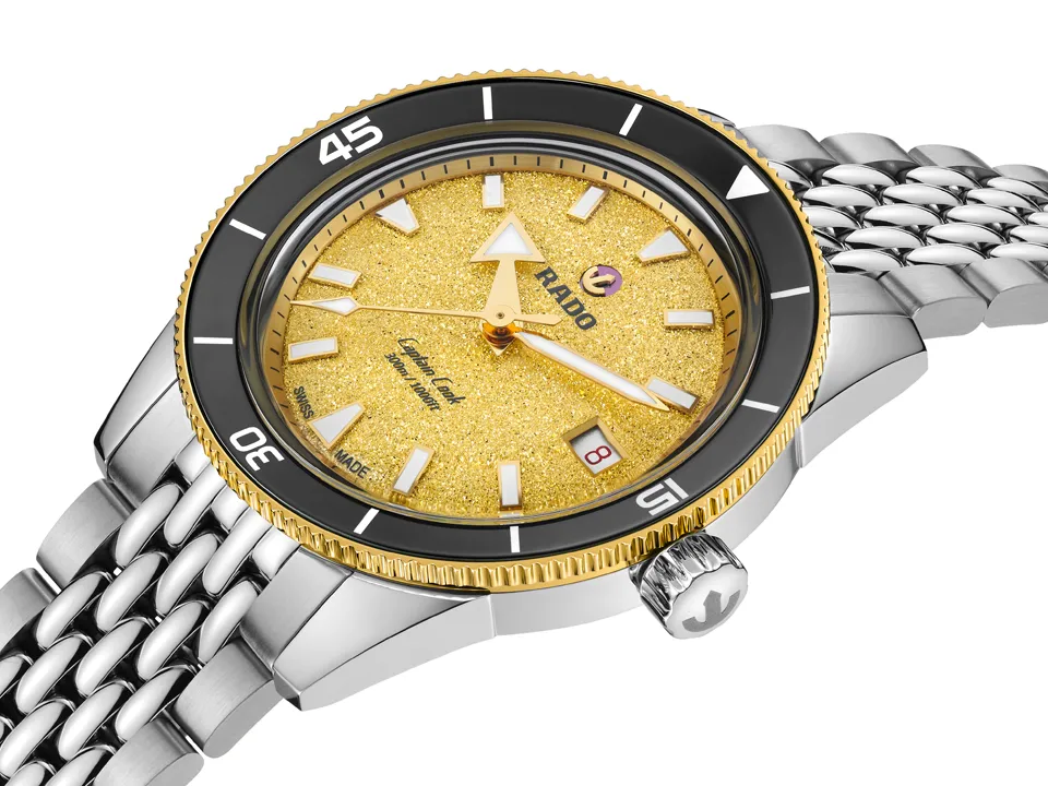 Rado Captain Cook 39mm. เผยโฉมหน้าปัดสีใหม่ นาฬิกา Rado Captain Cook 39mm หน้าปัดสีทอง Grained ขอบเซรามิกสีดำ สายสตีล Ref. R32223258