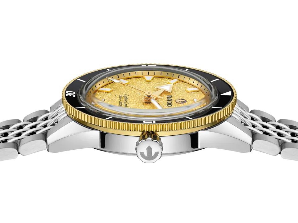 Rado Captain Cook 39mm. เผยโฉมหน้าปัดสีใหม่ นาฬิกา Rado Captain Cook 39mm หน้าปัดสีทอง Grained ขอบเซรามิกสีดำ สายสตีล Ref. R32223258