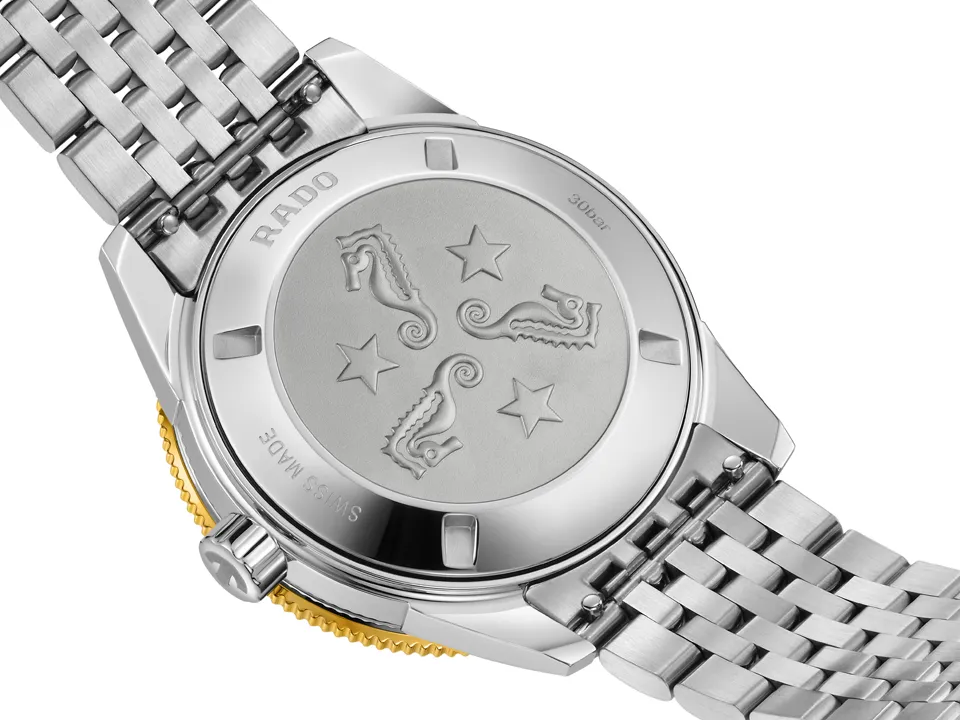 Rado Captain Cook 39mm. เผยโฉมหน้าปัดสีใหม่ ฝาหลัง นาฬิกา Rado Captain Cook 39mm หน้าปัดสีทอง Grained ขอบเซรามิกสีดำ สายสตีล Ref. R32223258