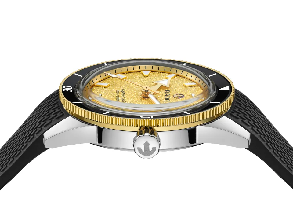 Rado Captain Cook 39mm. เผยโฉมหน้าปัดสีใหม่ นาฬิกา Rado Captain Cook 39mm หน้าปัดสีทอง Grained ขอบเซรามิกสีดำ สายสตีล Ref. R32223258