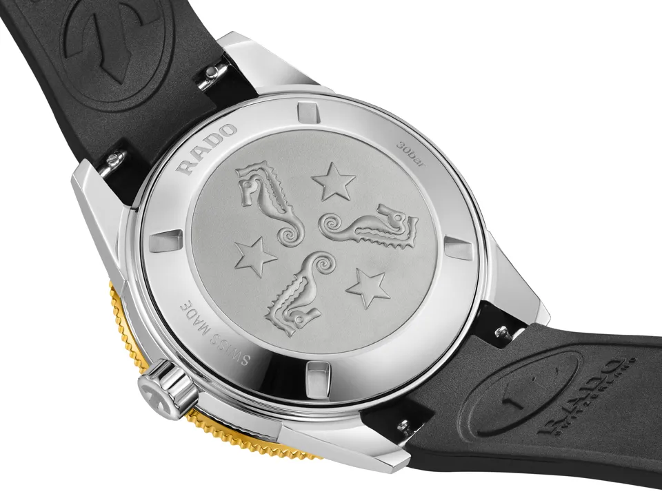 Rado Captain Cook 39mm. เผยโฉมหน้าปัดสีใหม่ ฝาหลัง นาฬิกา Rado Captain Cook 39mm หน้าปัดสีทอง Grained ขอบเซรามิกสีดำ สายสตีล Ref. R32223258
