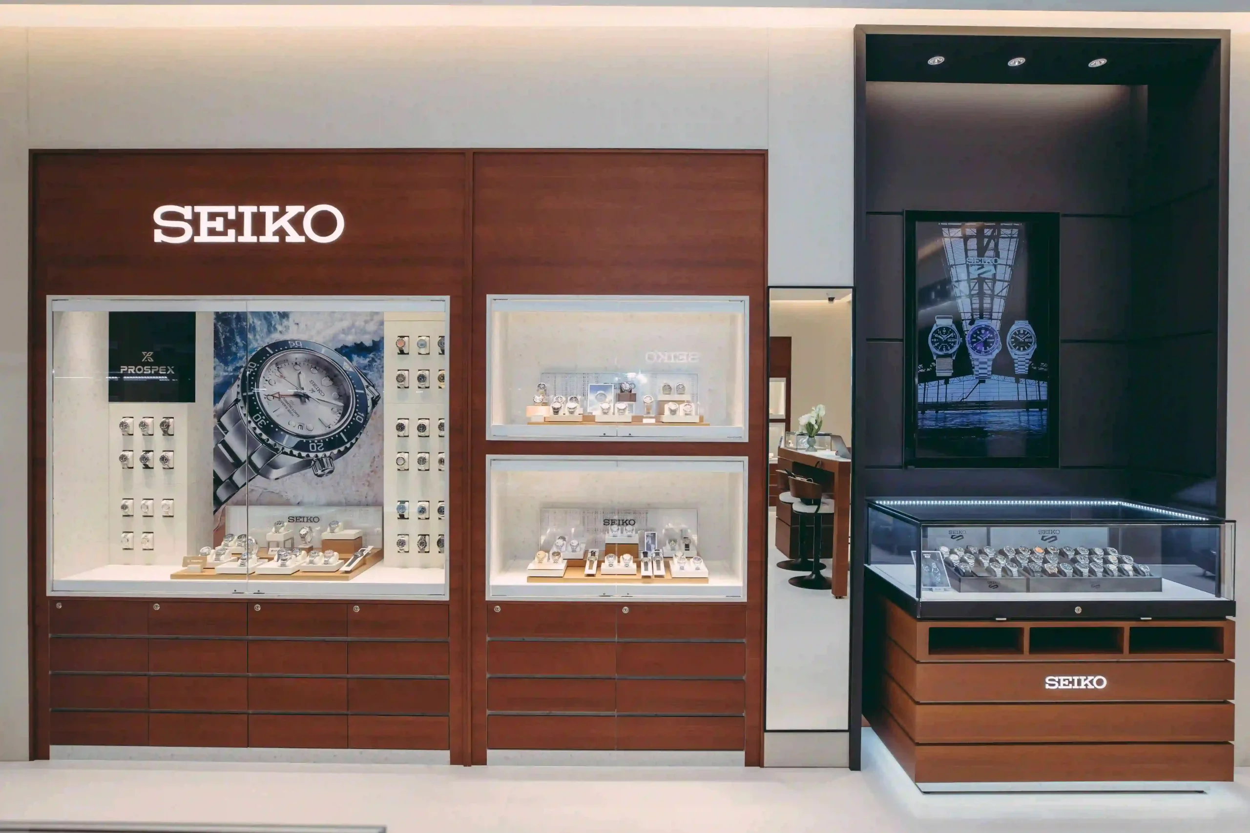 Seiko Boutique Gaysorn บูติกโฉมใหม่ในไทย ฉลอง 145 ปี บรรยากาศด้านหน้า Seiko Boutique Gaysorn โฉมใหม่ ฉลองครบรอบ 145 ปี นำเสนอความเรียบหรูสไตล์ Japanese Aesthetic