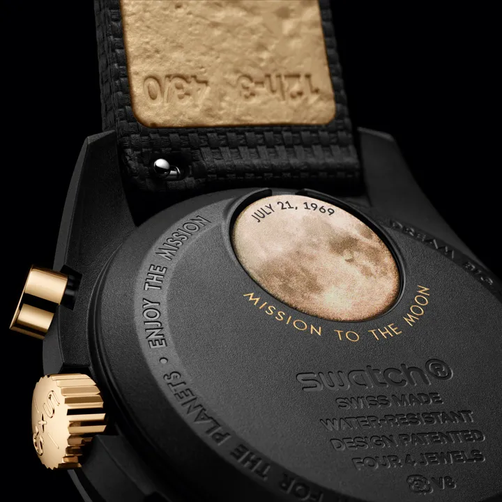 OMEGA x Swatch Misson to the Moon 1969 ระลึกการสัมผัสดวงจันทร์ด้วยความพิเศษ นาฬิกา OMEGA x Swatch Mission to the Moon 1969 ตัวเรือน Bioceramic สีดำ หน้าปัดและเข็มนาฬิกาทำจากทองคำ Moonshine Gold 18K