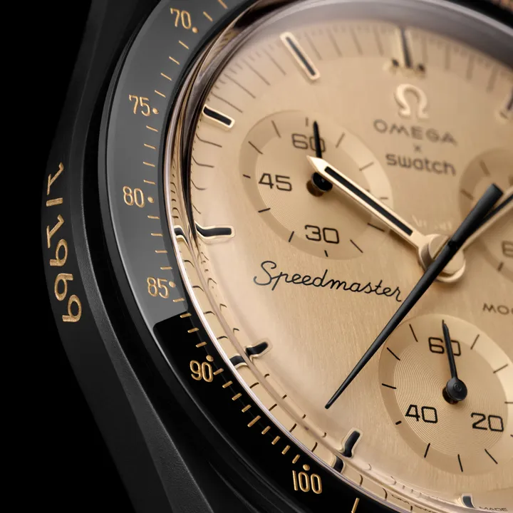 OMEGA x Swatch Misson to the Moon 1969 ระลึกการสัมผัสดวงจันทร์ด้วยความพิเศษ นาฬิกา OMEGA x Swatch Mission to the Moon 1969 ตัวเรือน Bioceramic สีดำ หน้าปัดและเข็มนาฬิกาทำจากทองคำ Moonshine Gold 18K