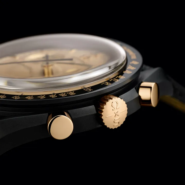OMEGA x Swatch Misson to the Moon 1969 ระลึกการสัมผัสดวงจันทร์ด้วยความพิเศษ นาฬิกา OMEGA x Swatch Mission to the Moon 1969 ตัวเรือน Bioceramic สีดำ หน้าปัดและเข็มนาฬิกาทำจากทองคำ Moonshine Gold 18K