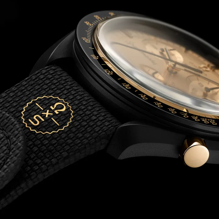 OMEGA x Swatch Misson to the Moon 1969 ระลึกการสัมผัสดวงจันทร์ด้วยความพิเศษ นาฬิกา OMEGA x Swatch Mission to the Moon 1969 ตัวเรือน Bioceramic สีดำ หน้าปัดและเข็มนาฬิกาทำจากทองคำ Moonshine Gold 18K