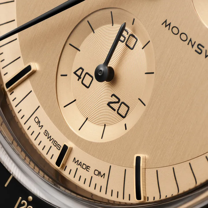OMEGA x Swatch Misson to the Moon 1969 ระลึกการสัมผัสดวงจันทร์ด้วยความพิเศษ นาฬิกา OMEGA x Swatch Mission to the Moon 1969 ตัวเรือน Bioceramic สีดำ หน้าปัดและเข็มนาฬิกาทำจากทองคำ Moonshine Gold 18K