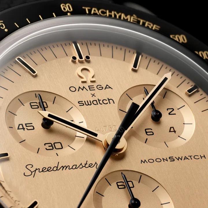 OMEGA x Swatch Misson to the Moon 1969 ระลึกการสัมผัสดวงจันทร์ด้วยความพิเศษ นาฬิกา OMEGA x Swatch Mission to the Moon 1969 ตัวเรือน Bioceramic สีดำ หน้าปัดและเข็มนาฬิกาทำจากทองคำ Moonshine Gold 18K