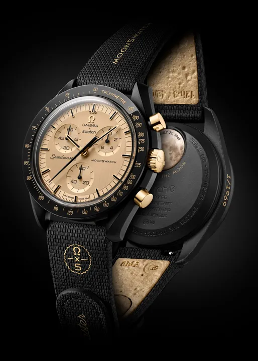 OMEGA x Swatch Misson to the Moon 1969 ระลึกการสัมผัสดวงจันทร์ด้วยความพิเศษ นาฬิกา OMEGA x Swatch Mission to the Moon 1969 ตัวเรือน Bioceramic สีดำ หน้าปัดและเข็มนาฬิกาทำจากทองคำ Moonshine Gold 18K