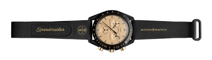 OMEGA x Swatch Misson to the Moon 1969 ระลึกการสัมผัสดวงจันทร์ด้วยความพิเศษ นาฬิกา OMEGA x Swatch Mission to the Moon 1969 ตัวเรือน Bioceramic สีดำ หน้าปัดและเข็มนาฬิกาทำจากทองคำ Moonshine Gold 18K