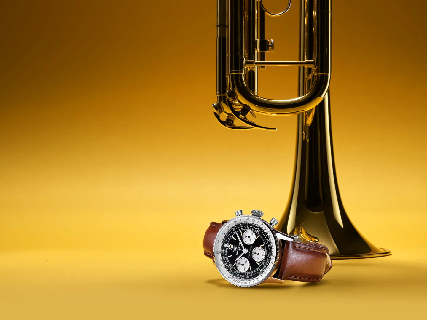 Breitling Navitimer B09 Chronograph 41 Tribute to Miles Davis ความพิเศษฉลอง 100 ปีนักดนตรีแจ๊สระดับโลก Breitling Navitimer B09 Chronograph 41 Tribute to Miles Davis รุ่นสายหนัง วางคู่ทรัมเป็ตสื่อถึงตำนานแจ๊ส Miles Davis
