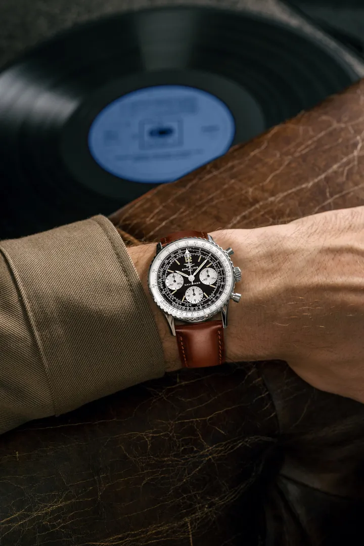 Breitling Navitimer B09 Chronograph 41 Tribute to Miles Davis ความพิเศษฉลอง 100 ปีนักดนตรีแจ๊สระดับโลก Breitling Navitimer B09 Chronograph 41 Tribute to Miles Davis รุ่นสายหนังลูกวัวสีน้ำตาล Ref. AB09501A1B1X1 บนข้อมือ