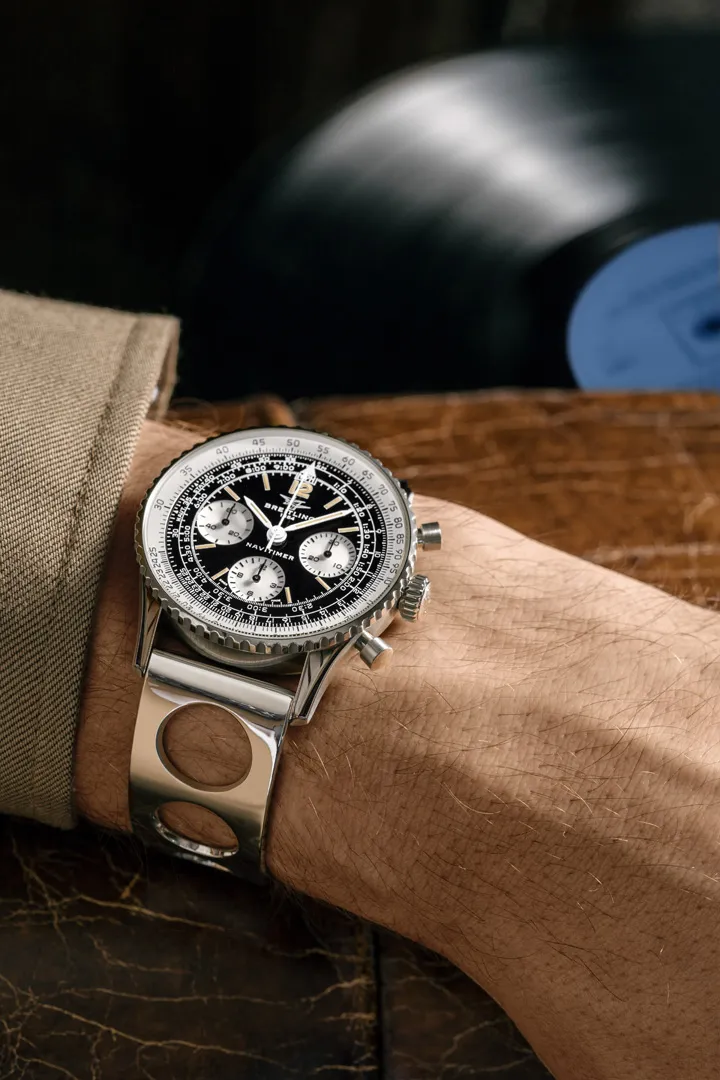 Breitling Navitimer B09 Chronograph 41 Tribute to Miles Davis ความพิเศษฉลอง 100 ปีนักดนตรีแจ๊สระดับโลก Breitling Navitimer B09 Chronograph 41 Tribute to Miles Davis สาย Air Racer สเตนเลสสตีล Ref. AB09501A1B1A1 บนข้อมือ