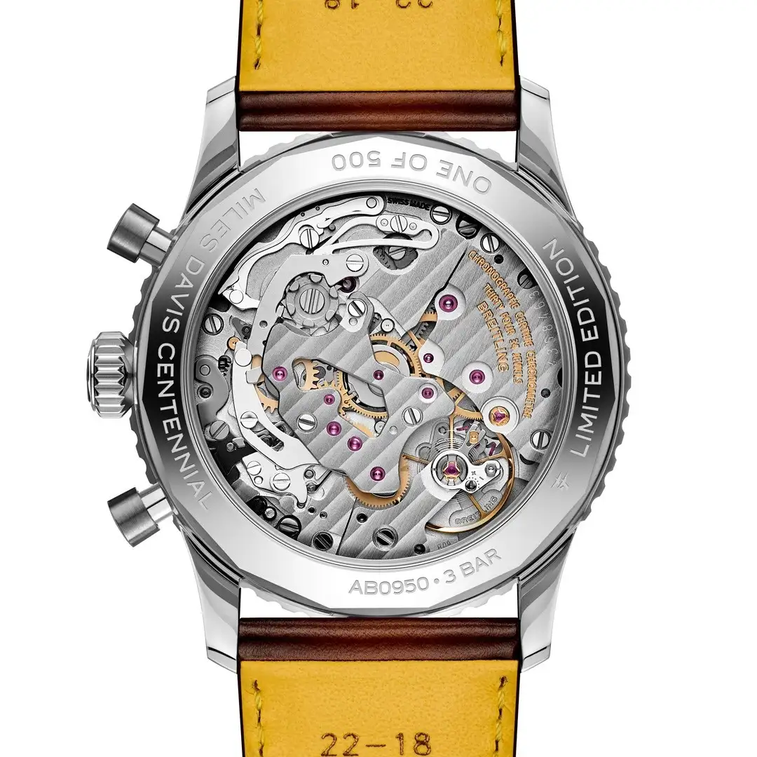 Breitling Navitimer B09 Chronograph 41 Tribute to Miles Davis ความพิเศษฉลอง 100 ปีนักดนตรีแจ๊สระดับโลก ฝาหลังกระจกแซฟไฟร์ของ Breitling Navitimer B09 Chronograph 41 Tribute to Miles Davis สลัก One of 500 และ Miles Davis Centennial มองเห็นกลไก B09