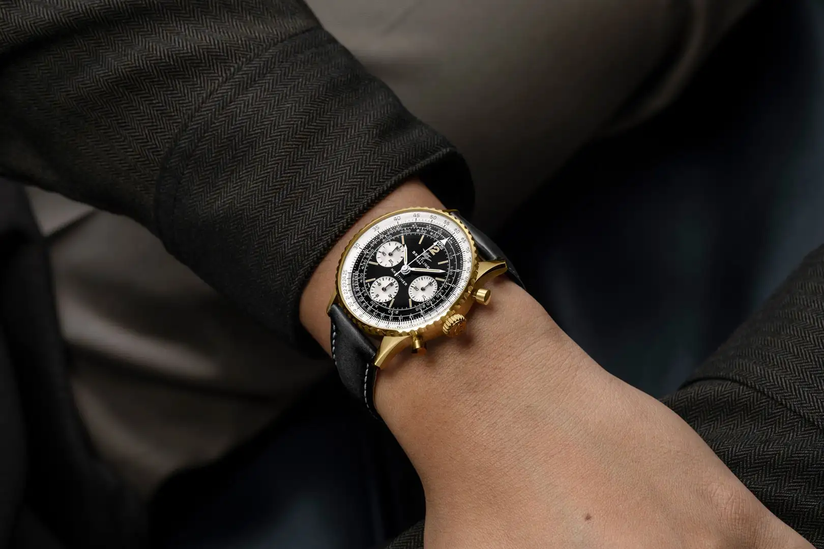 Breitling Navitimer B09 Chronograph 41 Tribute to Miles Davis ความพิเศษฉลอง 100 ปีนักดนตรีแจ๊สระดับโลก Breitling Navitimer B09 Tribute to Miles Davis ตัวเรือนทองคำ 18K สายหนังสีดำ หน้าปัด Reverse Panda บนข้อมือ