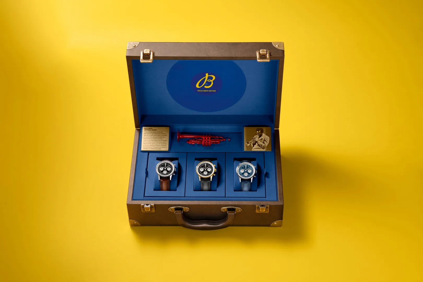 Breitling Navitimer B09 Chronograph 41 Tribute to Miles Davis ความพิเศษฉลอง 100 ปีนักดนตรีแจ๊สระดับโลก กล่อง Lifetime Club Member Set ของ Breitling Navitimer B09 Tribute to Miles Davis ออกแบบจากกล่องทรัมเป็ต บุผ้าสีน้ำเงินสื่อถึงอัลบั้ม Kind of Blue