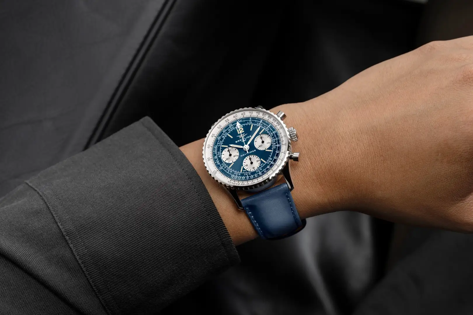 Breitling Navitimer B09 Chronograph 41 Tribute to Miles Davis ความพิเศษฉลอง 100 ปีนักดนตรีแจ๊สระดับโลก Breitling Navitimer B09 Tribute to Miles Davis รุ่นแพลตินัม Ref. LB09501A1C1X1 หน้าปัดสีน้ำเงิน สายหนังสีน้ำเงิน