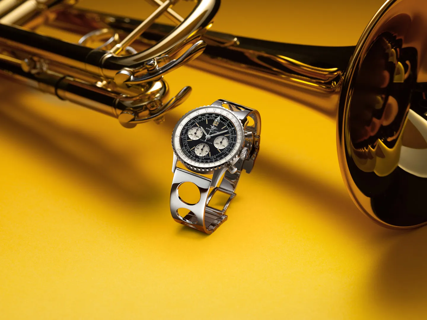Breitling Navitimer B09 Chronograph 41 Tribute to Miles Davis ความพิเศษฉลอง 100 ปีนักดนตรีแจ๊สระดับโลก Breitling Navitimer B09 Chronograph 41 Tribute to Miles Davis สาย Air Racer วางคู่ทรัมเป็ตบนพื้นสีเหลือง