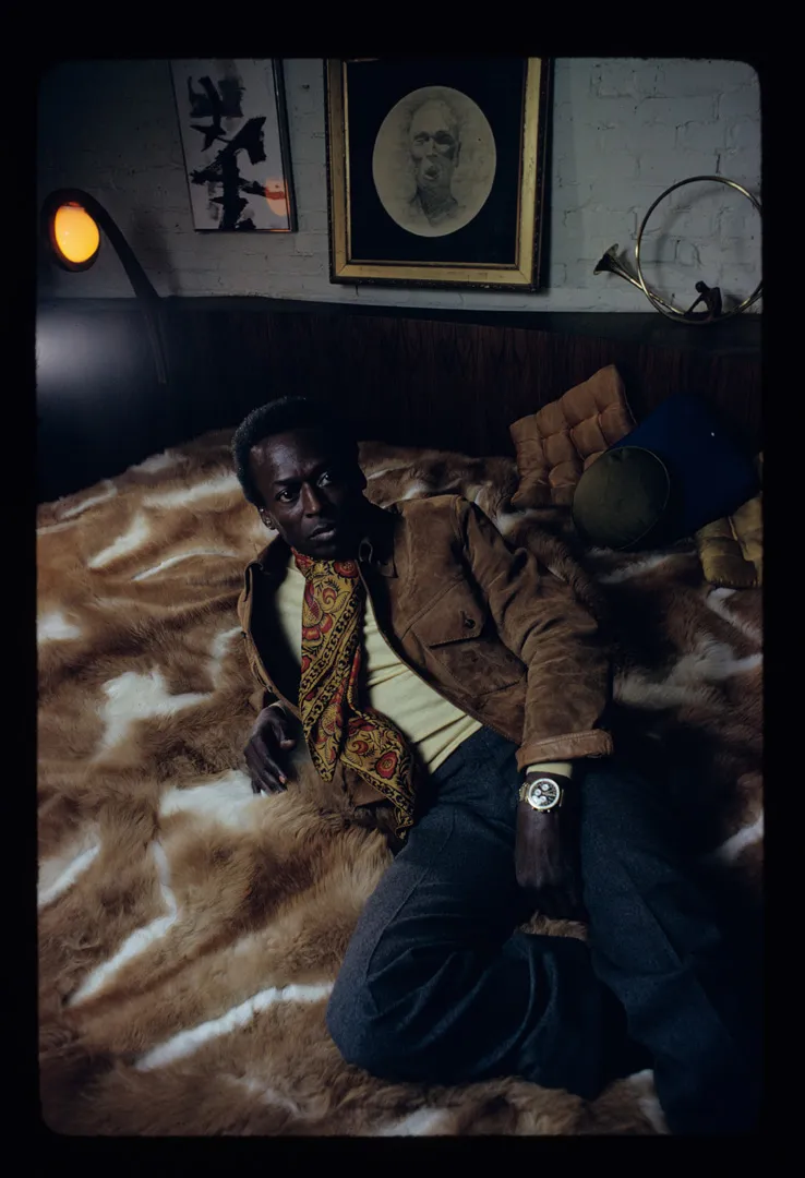 Breitling Navitimer B09 Chronograph 41 Tribute to Miles Davis ความพิเศษฉลอง 100 ปีนักดนตรีแจ๊สระดับโลก Miles Davis สวมนาฬิกา Breitling Navitimer โลโก้ Twin Jet ตัวเรือนทองคำ ภาพจากคลัง Sony Music