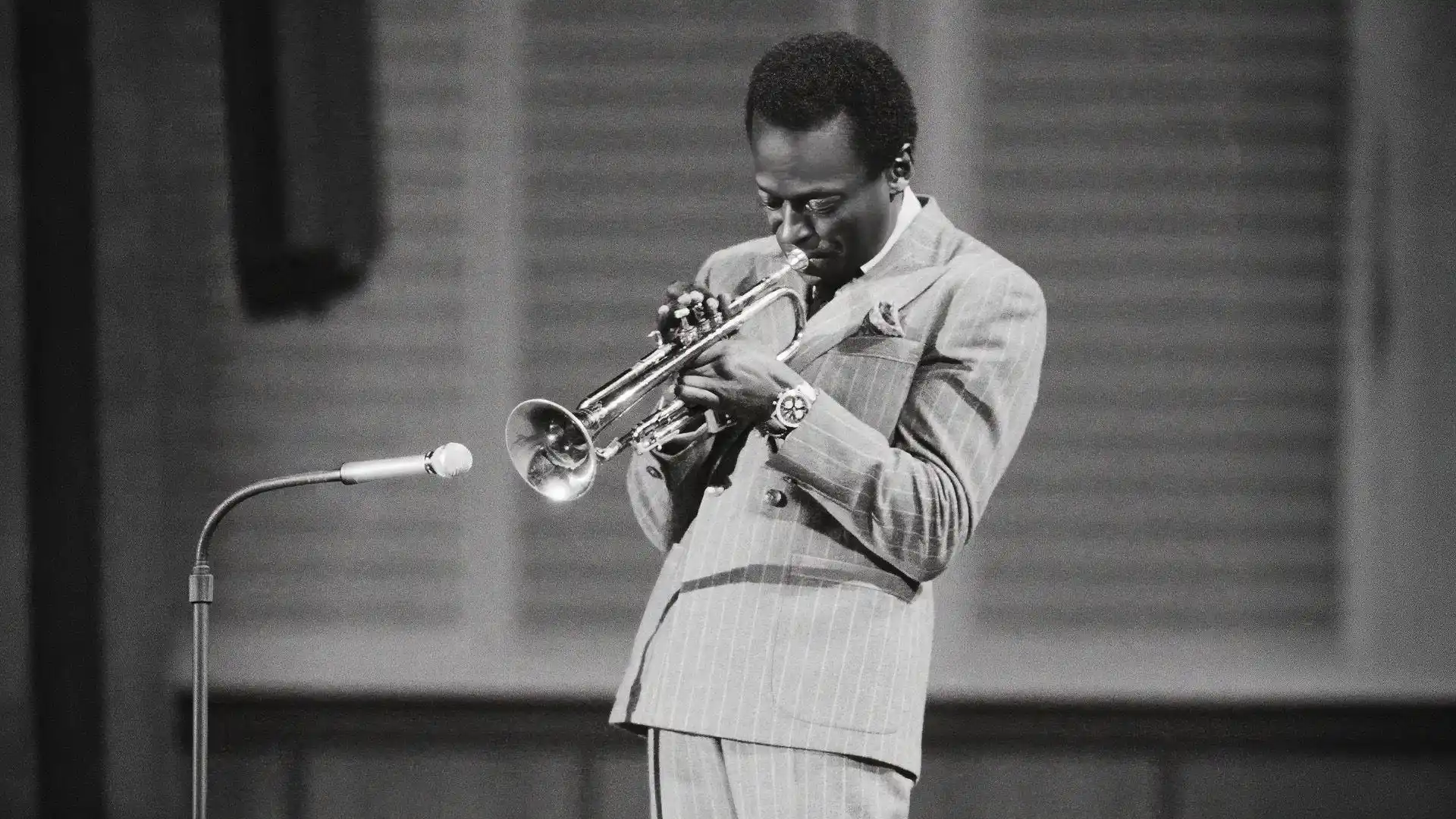 Breitling Navitimer B09 Chronograph 41 Tribute to Miles Davis ความพิเศษฉลอง 100 ปีนักดนตรีแจ๊สระดับโลก Miles Davis เป่าทรัมเป็ต สวมนาฬิกา Breitling Navitimer Ref. 806 Mk5 ต้นแบบของรุ่น Tribute to Miles Davis