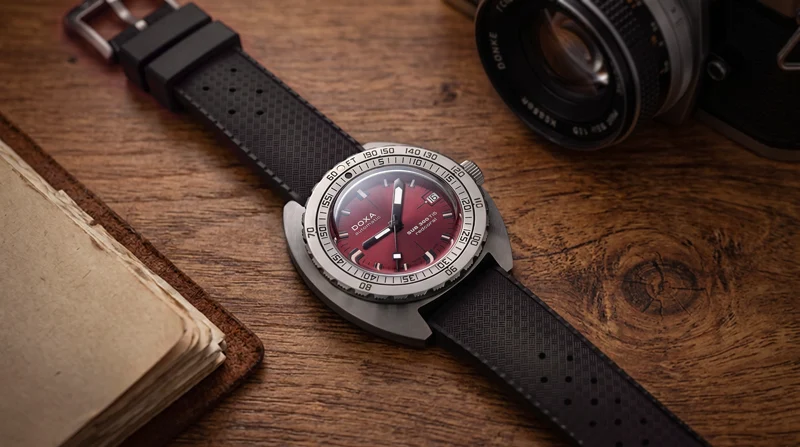 Doxa SUB300Ti5 ขยายทางเลือกสู่ตัวเรือนไทเทเนียม เกรด 5 นาฬิกาดำน้ำ Doxa SUB300Ti5 ตัวเรือนไทเทเนียม เกรด 5 หน้าปัดสีส้ม Professional สายยาง Dive Flex