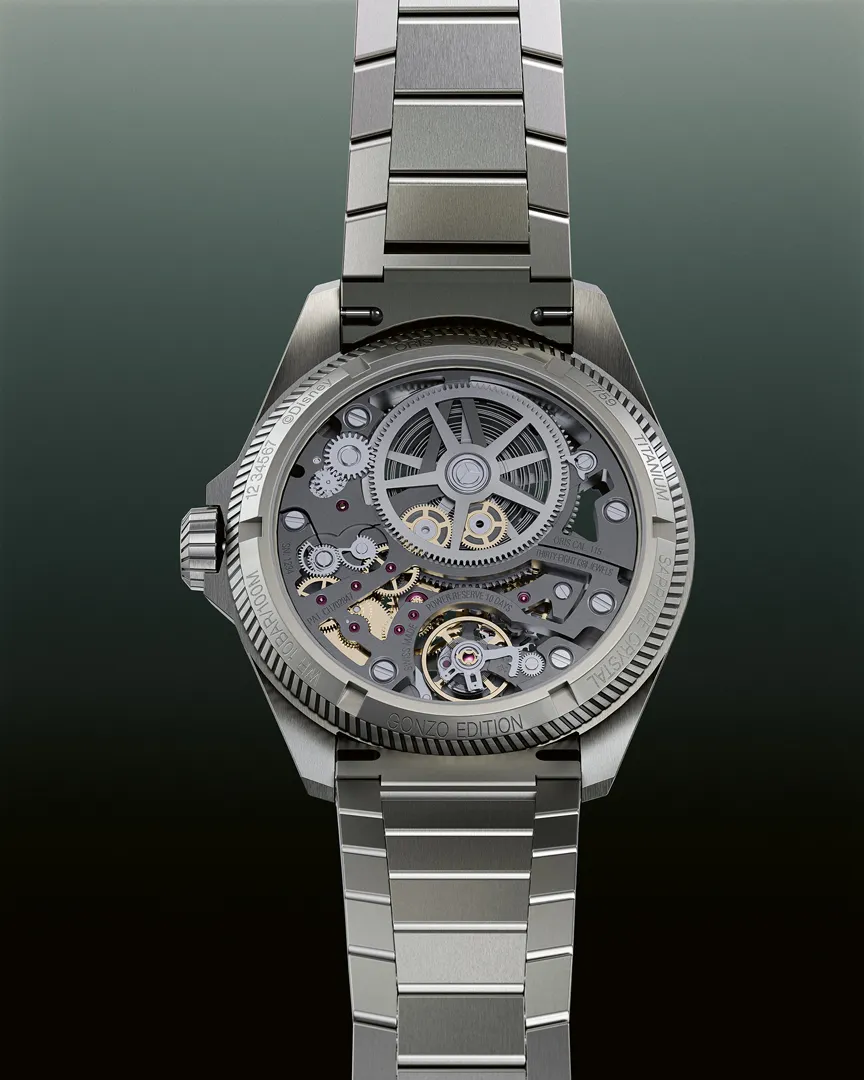 ORIS ProPilot x Gonzo Edition อีกความสนุกจาก Disney’s The Muppets ฝาหลังกระจกแซฟไฟร์ของ ORIS ProPilot x Gonzo Edition มองเห็นกลไก In-House Calibre 115 แบบไขลาน