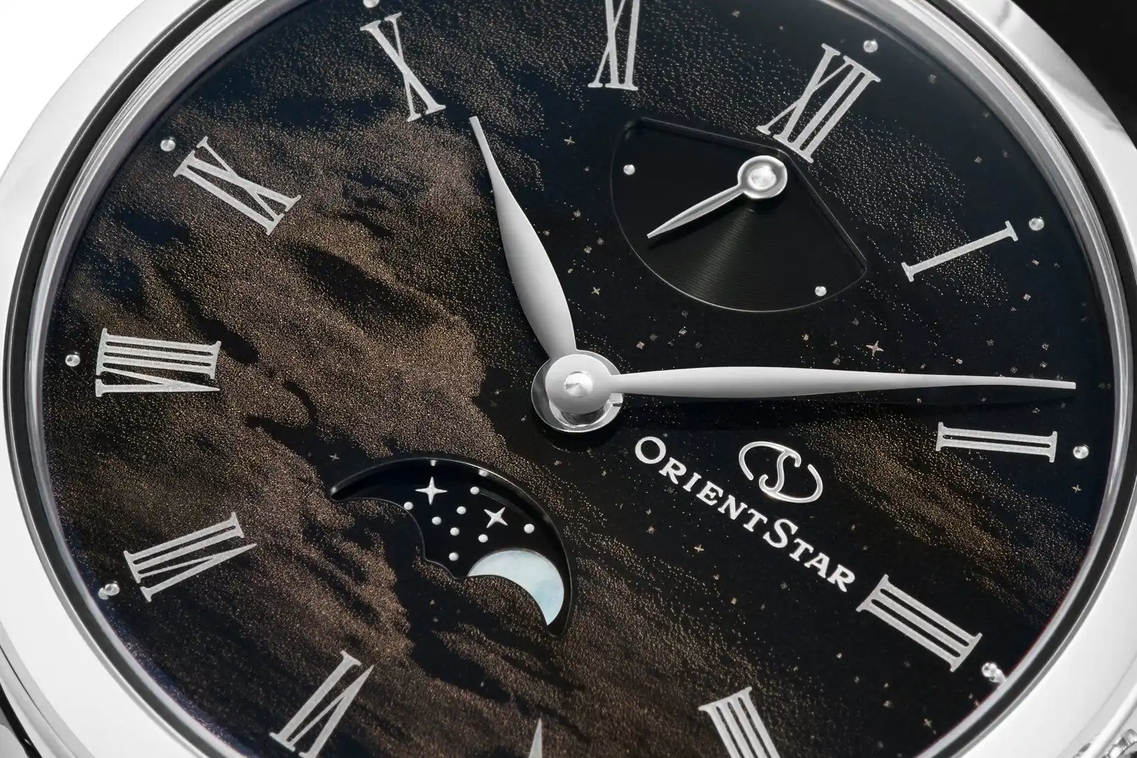 หน้าปัด Orient Star F8 Moonphase ลายหมู่เมฆด้วย Nano Particle Metal Multilayering และดวงดาวที่ 3 และ 9 นาฬิกา