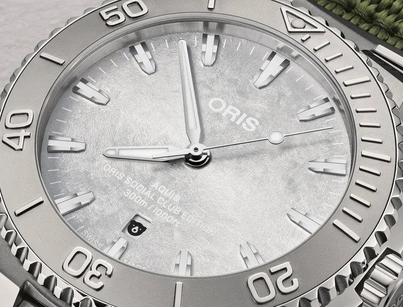 ORIS Social Club Edition II เชื่อม 62 Chapter ทั่วโลกเข้าด้วยกัน หน้าต่างวันที่ตำแหน่ง 6 นาฬิกา แสดงรูปหมี ORIS Bear ขยิบตา ในนาฬิกา ORIS Social Club Edition II