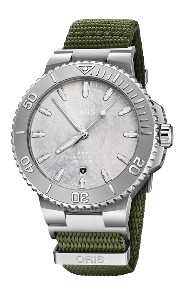ORIS Social Club Edition II เชื่อม 62 Chapter ทั่วโลกเข้าด้วยกัน ภาพหน้าตรง ORIS Social Club Edition II ขอบหมุนสเกลนาทีแบบนูน Relief หน้าปัดสีเงิน Frosted และช่องวันที่ 6 นาฬิกา