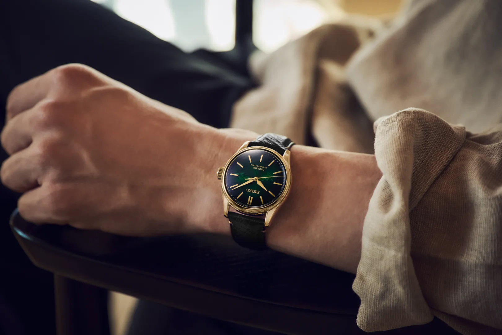Seiko Presage TRADMAN’S BONSAI Limited Edition รหัส HCC009J สะท้อนความงามของโลกบอนไซ Seiko Presage HCC009J บนข้อมือ สายเหล็กเคลือบทอง
