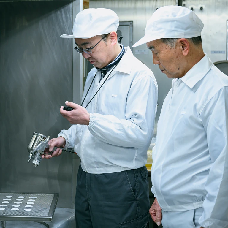 Mitsuru Yokosawa และ Kazunori Uchiyama ช่างผู้สร้างหน้าปัด Enamel ของ Seiko