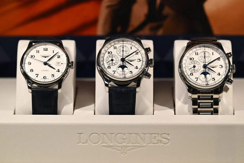 Longines เปิดตัว The Longines Master Collection ดีไซน์ใหม่ ครั้งแรกกับ Chrono Monopusher นาฬิกา The Longines Master Collection Three-hand ดีไซน์ใหม่ บนแท่นโชว์ Longines