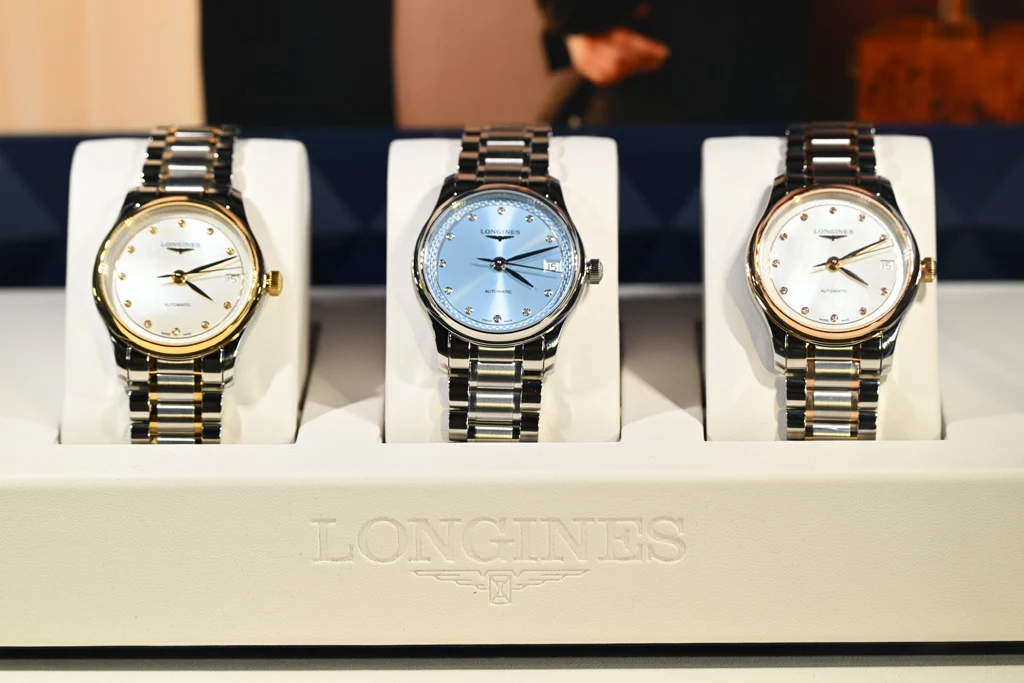 Longines เปิดตัว The Longines Master Collection ดีไซน์ใหม่ ครั้งแรกกับ Chrono Monopusher นาฬิกา The Longines Master Collection รุ่นสุภาพสตรี หน้าปัดสีฟ้าและสายทูโทน
