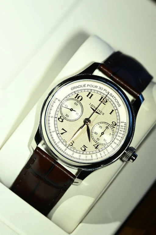 Longines เปิดตัว The Longines Master Collection ดีไซน์ใหม่ ครั้งแรกกับ Chrono Monopusher นาฬิกา The Longines Master Collection Chrono Monopusher หน้าปัดสลักลายบาร์ลีย์คอร์น สายหนังสีน้ำตาล