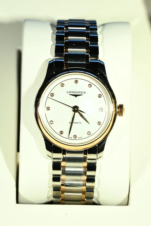 Longines เปิดตัว The Longines Master Collection ดีไซน์ใหม่ ครั้งแรกกับ Chrono Monopusher นาฬิกา The Longines Master Collection รุ่นสุภาพสตรี หน้าปัดสีขาว สายทูโทน