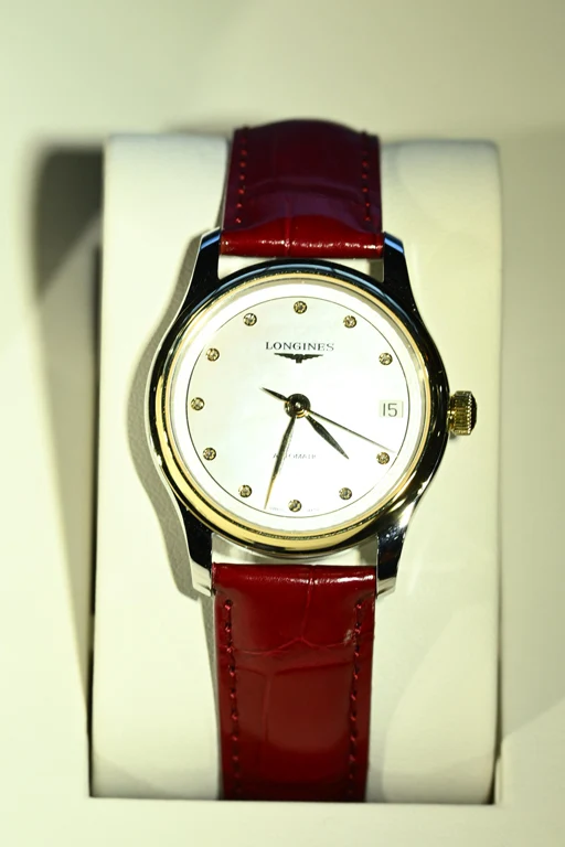 Longines เปิดตัว The Longines Master Collection ดีไซน์ใหม่ ครั้งแรกกับ Chrono Monopusher นาฬิกา The Longines Master Collection รุ่นสุภาพสตรี หน้าปัดสีขาว สายหนังสีแดง