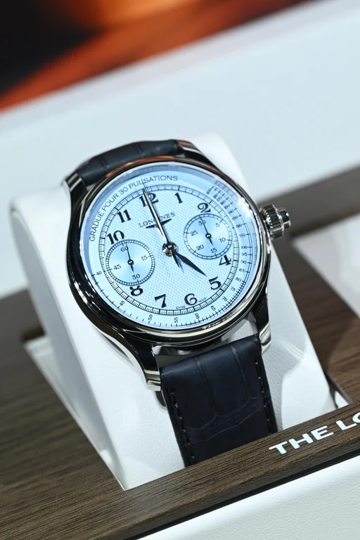 Longines เปิดตัว The Longines Master Collection ดีไซน์ใหม่ ครั้งแรกกับ Chrono Monopusher นาฬิกา The Longines Master Collection Chrono Monopusher หน้าปัดสีฟ้า สเกล Pulsometer สายหนังสีน้ำเงิน