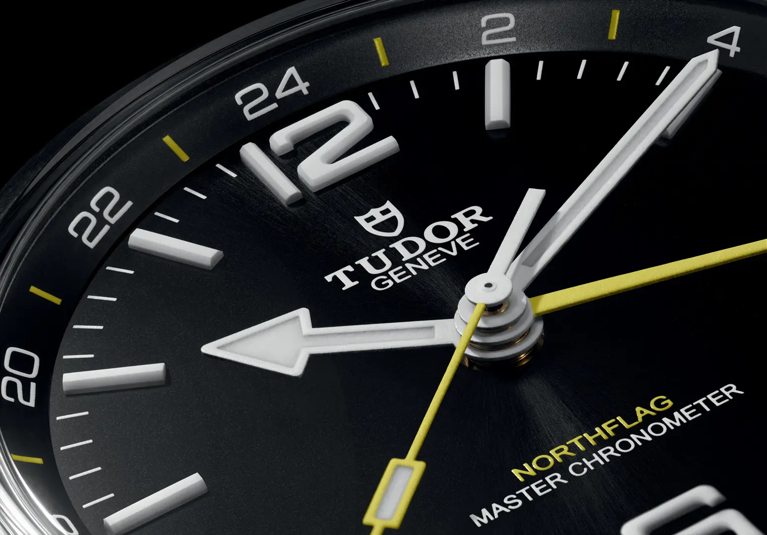 ระยะใกล้หน้าปัดดำ Tudor Northflag 2026 เข็ม GMT สีเหลืองและสเกล 24 ชั่วโมงเอียง 45 องศา ระยะใกล้หน้าปัดดำ Tudor Northflag 2026 เข็ม GMT สีเหลืองและสเกล 24 ชั่วโมงเอียง 45 องศา