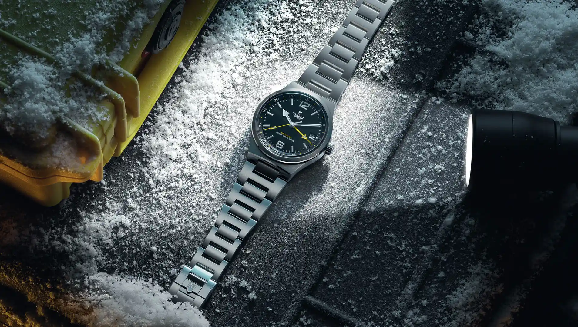 Tudor Northflag 2026 บนข้อมือท่ามกลางหิมะ นาฬิกา GMT สำหรับนักผจญภัย Tudor Northflag 2026 บนข้อมือท่ามกลางหิมะ นาฬิกา GMT สำหรับนักผจญภัย