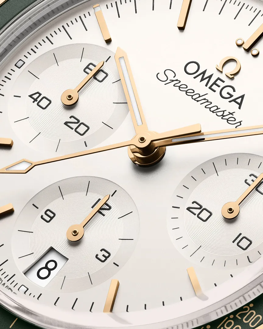 หน้าปัดระยะใกล้ของ OMEGA Speedmaster 38mm ทูโทนทอง Moonshine 18K ขอบเขียว Ref. 324.20.38.50.02.001