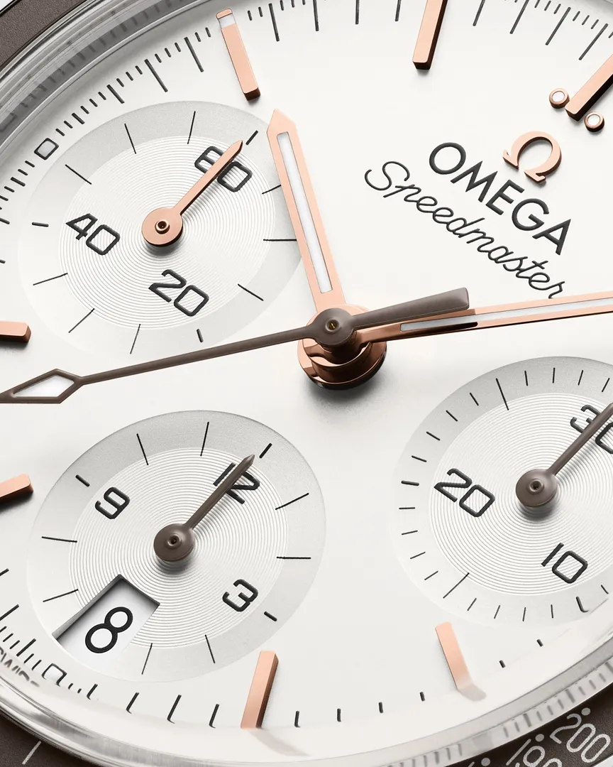 หน้าปัดเงินโอพาลีนระยะใกล้ของ OMEGA Speedmaster 38mm เห็นหน้าปัดย่อยทรงกลมแบบใหม่ Ref. 324.30.38.50.02.003