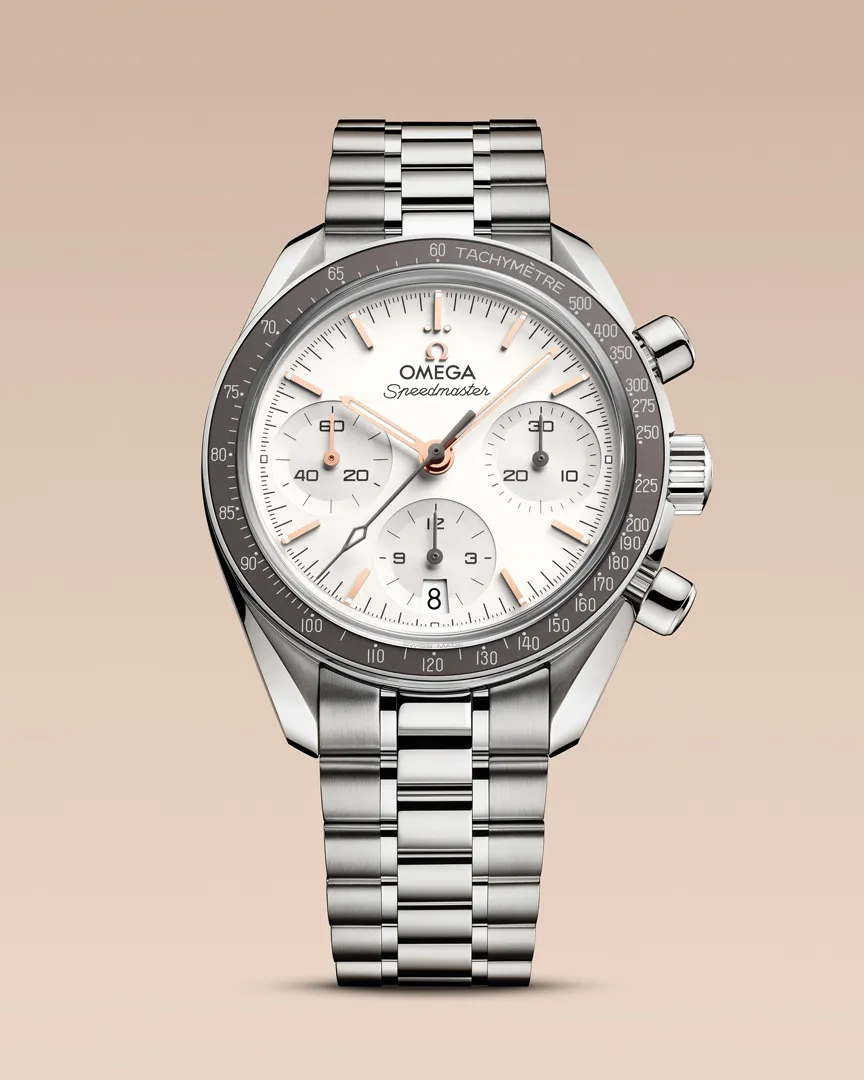 OMEGA Speedmaster 38mm หน้าปัดเงินโอพาลีน ขอบอะลูมิเนียมเทา เข็มทอง Sedna Ref. 324.30.38.50.02.003 ราคา 219,000 บาท