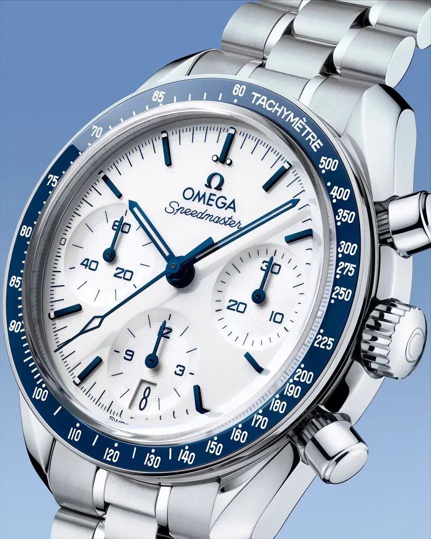 OMEGA Speedmaster 38mm หน้าปัดขาวขอบเซรามิกน้ำเงิน มุมสามส่วนสี่ เห็นขอบตัวเรือน Dot-Over-Ninety