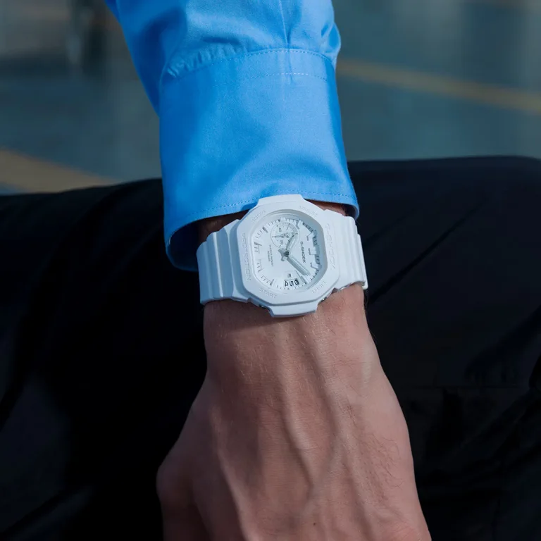 G-SHOCK GAC-2500-7A สีขาวบนข้อมือ
