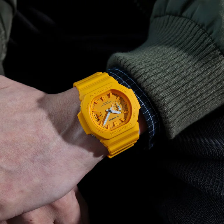 G-SHOCK GAC-2500-9A สีส้มบนข้อมือ