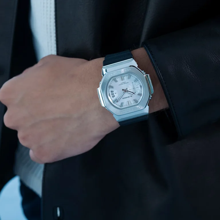G-SHOCK GMC-2500-1A8 หน้าปัดสีเงินบนข้อมือ