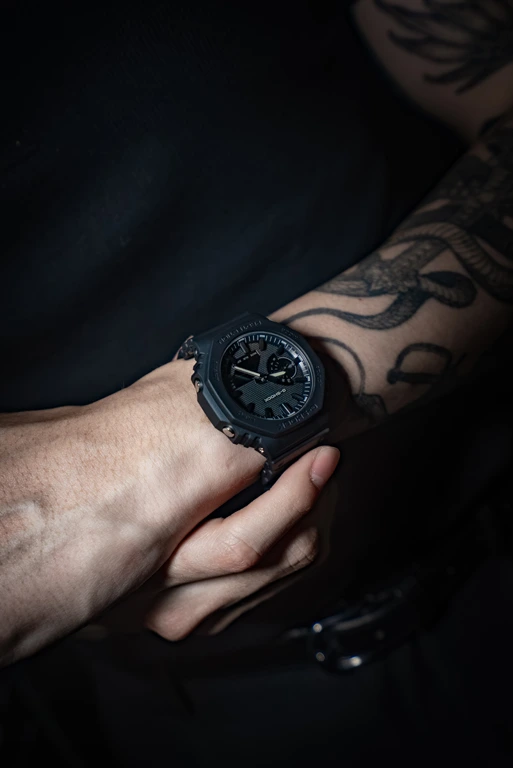 G-SHOCK LUXE BLACK COLLECTION บนข้อมือ นาฬิกา G-SHOCK LUXE BLACK COLLECTION บนข้อมือ Gunsmile