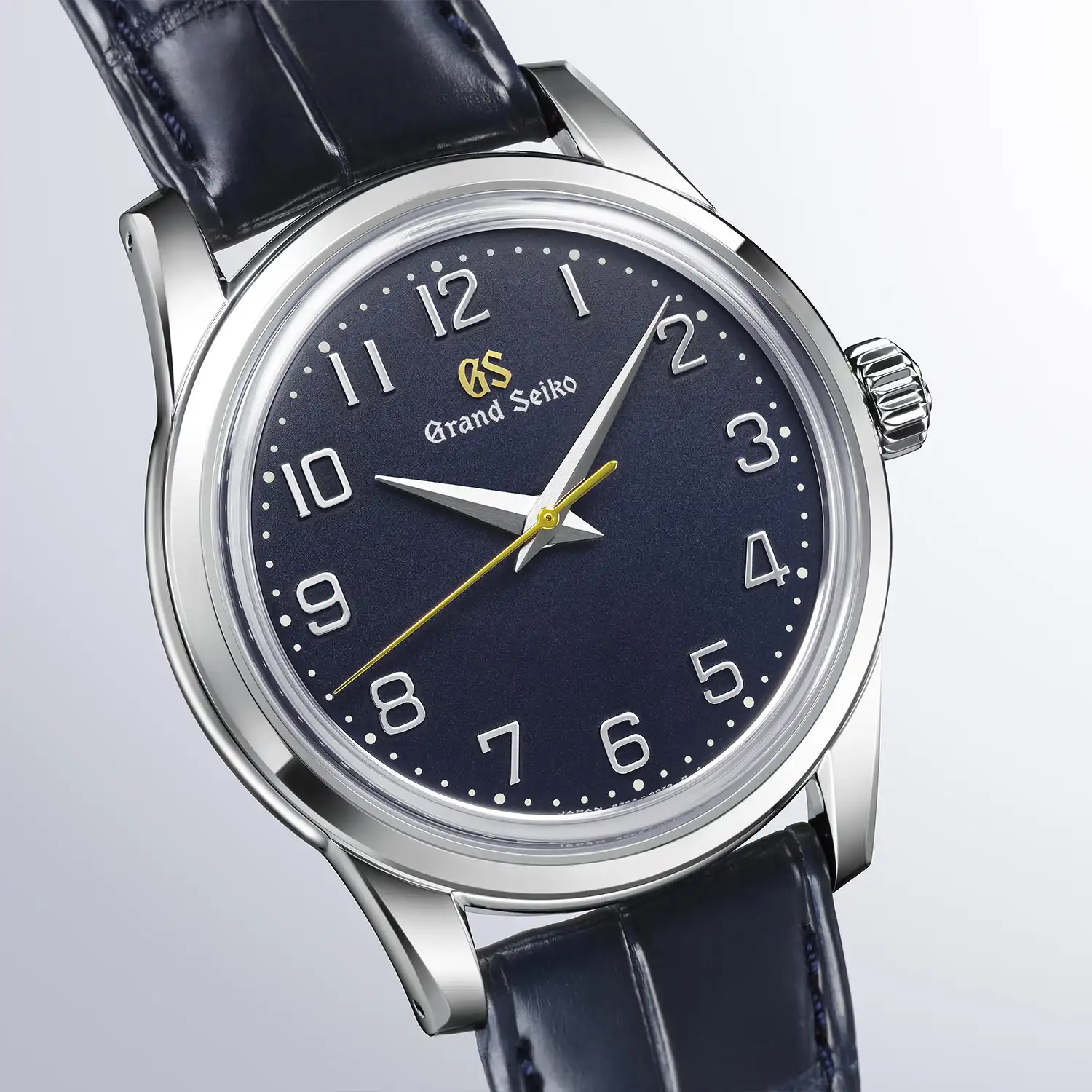 Grand Seiko Elegance Collection SBGW325 ย้อนระลึกกลไกไขลานรุ่นแรกของ 9S Calibre หน้าปัด Grand Seiko SBGW325 ตัวเลขอารบิกนูนและเข็มวินาทีสีทอง